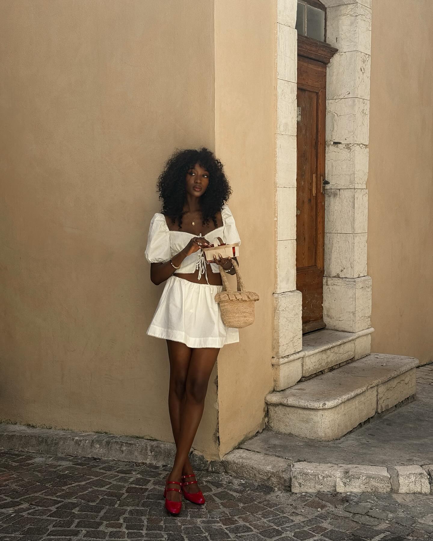 Якщо ви не любите шорти, замініть їх цією трендовою спідницею: кілька актуальних образів